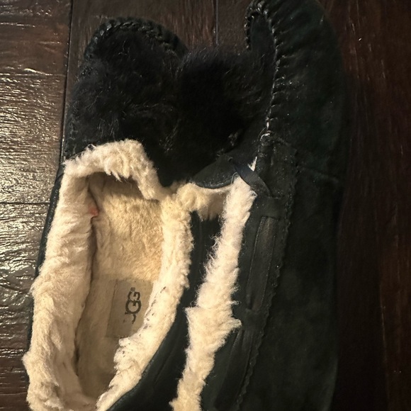 UGG Women’s Dakota Pom-Pom Black Suede Slippers with Fuzzy Pom-Poms size 9 - Picture 6 of 7